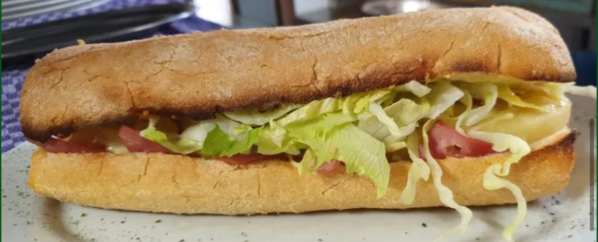 Frisch belegtes Baguette