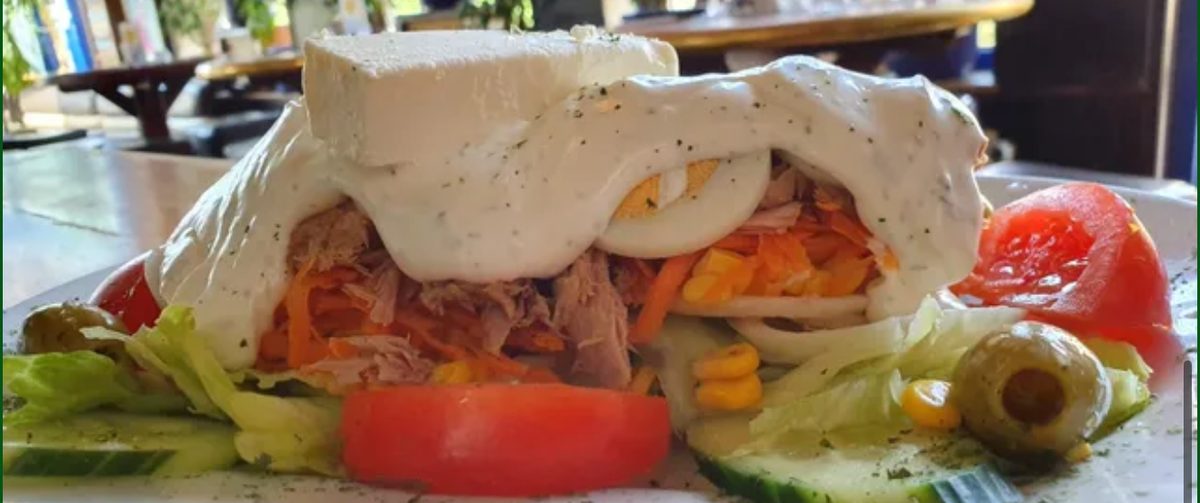 Salat mit Thunfisch und Hirtenkäse